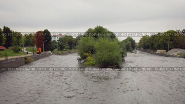Stormy course of the Terek River in Vladikavkaz. Urban landscape. Стоковое видео, видеограф Юрий Поздников / Фотобанк Лори