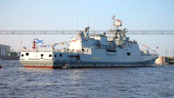 Сторожевой корабль ВМФ России "Адмирал Эссен" на реке Неве в Санкт-Петербурге (2016 год). Редакционное видео, видеограф FotograFF / Фотобанк Лори