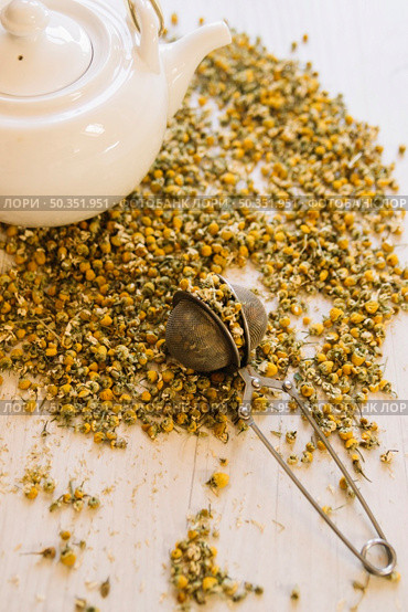 strainer teapot chamomile. Стоковое фото, агентство Ingram Publishing / Фотобанк Лори