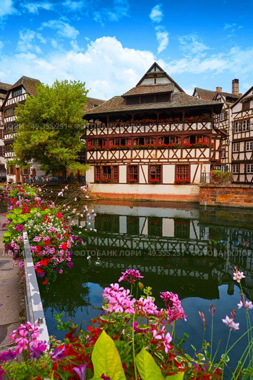 Strasbourg la Petite France in Alsace. Strasbourg la Petite France in Alsace half timbered houses. Стоковое фото, агентство Ingram Publishing / Фотобанк Лори