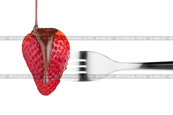 Strawberry and chocolate on a fork isolated on white background. Стоковое фото, агентство Ingram Publishing / Фотобанк Лори