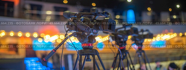 stream at a concert in a hall without spectators during a pandemic. Стоковое фото, агентство Ingram Publishing / Фотобанк Лори