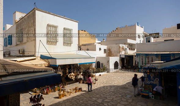 Street in Medina in Sousse, Tunisia. Medieval town Hammamet with colorful walls and house with small private oriental souvenir shops. Стоковое фото, фотограф Яков Филимонов / Фотобанк Лори