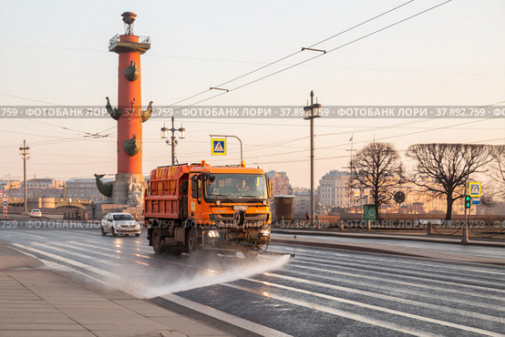 Street watering machine (2018 год). Редакционное фото, фотограф Юлия Бабкина / Фотобанк Лори