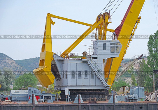 Стрела плавучего крана на фоне голубого неба. Detail from a Floating Crane on a background sky. Стоковое фото, фотограф Татьяна Д / Фотобанк Лори