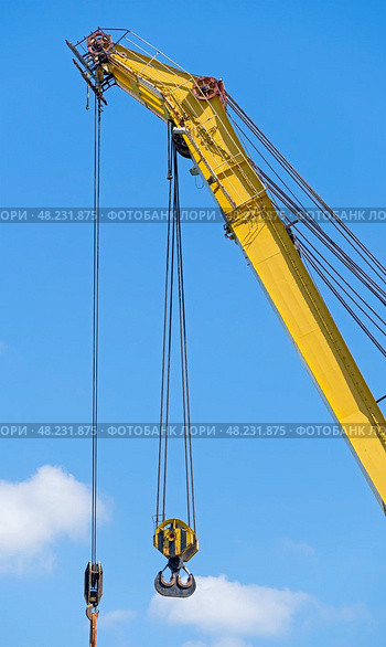 Стрела заводского башенного крана на фоне голубого неба. Detail from a Crane on a background sky. Стоковое фото, фотограф Татьяна Д / Фотобанк Лори