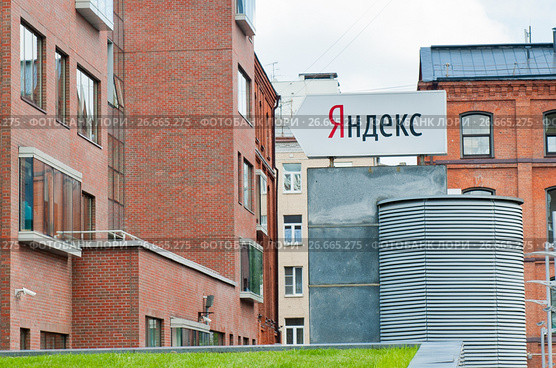 Стрелка-указатель с надписью "Яндекс". Москва. Россия (2017 год). Редакционное фото, фотограф E. O. / Фотобанк Лори