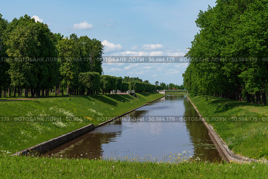 Strelna, St. Petersburg, Russia, June 12, 2025: The Kikenka River in the Lower Park of the Palace and Park Ensemble of the Konstantinovsky Palace on a sunny summer day. Редакционное фото, фотограф Ula Ulachka / Фотобанк Лори