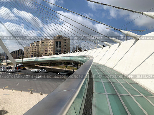 String Bridge at the entrance to Jerusalem, Architect Santiago Calatrava (2021 год). Редакционное фото, фотограф Irina Opachevsky / Фотобанк Лори