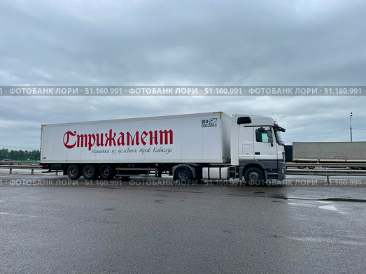 «Стрижамент», фура на стоянке. «Напитки из целебных трав Кавказа» Редакционное фото, фотограф Щеголева Ольга / Фотобанк Лори