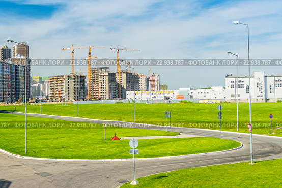 Строительство нового квартала в поселке Кудрово, Ленинградская область. Автополе. (2016 год). Редакционное фото, фотограф Sergei Gushchin / Фотобанк Лори