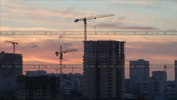 Строительство высоток города не прекращается и после захода солнца. Стоковое видео, видеограф Цыбин Вадим / Фотобанк Лори