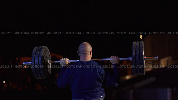 strong crossfit athlete in the middle a heavy snatch lift in a cross-fit box gym. Стоковое фото, фотограф David Kashakhi / Фотобанк Лори