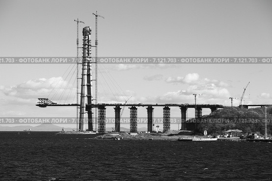Строящийся мост на остров Русский (2011 год). Редакционное фото, фотограф Валерий Акулич / Фотобанк Лори