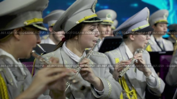 Студенческий духовой оркестр Луганской государственной Академии культуры и искусств им. М. Матусовского выступает с концертом на сцене на ВДНХ в городе Москве, Россия (2023 год). Редакционное видео, видеограф Николай Винокуров / Фотобанк Лори
