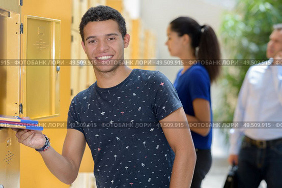 student next to lockers at uni. Стоковое фото, агентство Ingram Publishing / Фотобанк Лори
