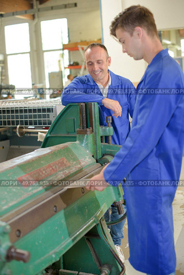 student of the vocational school is working with mentor. Стоковое фото, агентство Ingram Publishing / Фотобанк Лори