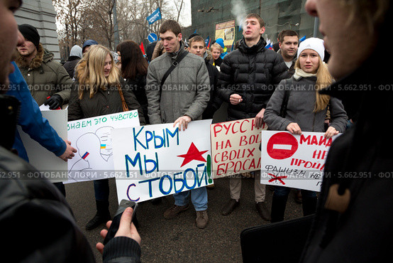 Студенты с лозунгами в поддержку русских на шествии в поддержку соотечественников на Украине, Москва (2014 год). Редакционное фото, фотограф Николай Винокуров / Фотобанк Лори