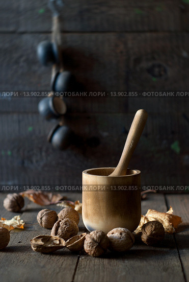 Ступка с пестиком, грецкими орехами и горшочками. Стоковое фото, фотограф Мустафина Елена / Фотобанк Лори