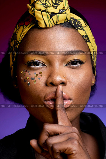 stylish african woman doing silence sign. Стоковое фото, агентство Ingram Publishing / Фотобанк Лори