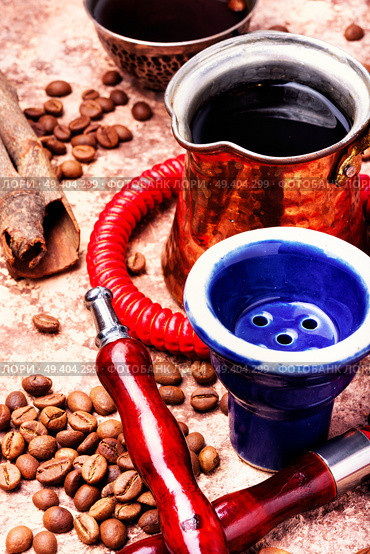Stylish coffee jezva with coffee and hookah mouthpiece.Arabian shisha and coffee.Shisha Concept. Hookah with aroma coffee. Стоковое фото, агентство Ingram Publishing / Фотобанк Лори