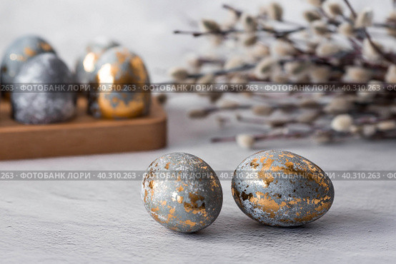 Stylish grey Easter eggs made of marble and concrete with a golden potala on a grey background. Coloring eggs with natural dye karkade tea. Environmental friendliness. Naturalness. The concept of a happy Easter. Стоковое фото, фотограф Photojuli / Фотобанк Лори