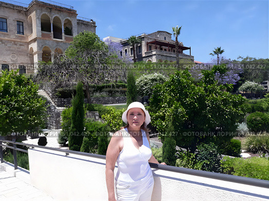 Stylish Woman Posing Against Historic Architecture in Tel Aviv. Стоковое фото, фотограф Алексей Сорокин / Фотобанк Лори