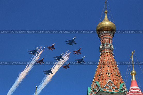 Су-27 и МиГ-29 - пилотажные группы «Русские витязи» и «Стрижи», построение «ромб» над Красной Площадью, на параде 9 мая 2015 года, Москва. Редакционное фото, фотограф Алексей Гусев / Фотобанк Лори