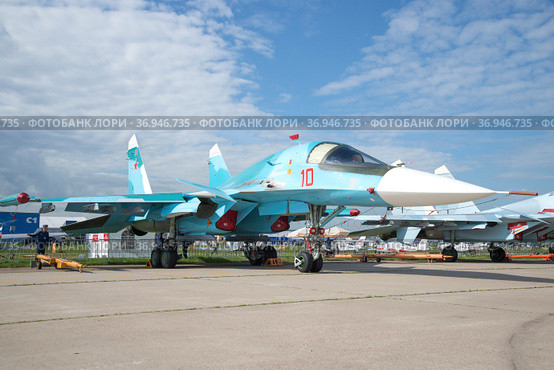 Су-34 -многофункциональный сверхзвуковой истребитель-бомбардировщик на междунароном авиационном шоу МАКС-2017. Редакционное фото, фотограф Виктор Карасев / Фотобанк Лори