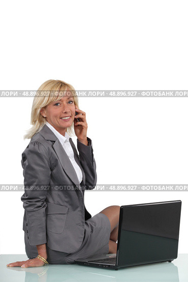Successful businesswoman talking on her mobile phone. Стоковое фото, агентство Ingram Publishing / Фотобанк Лори