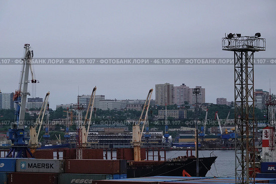 Суда на вечерней разгрузке. Владивостокский морской торговый порт (2022 год). Редакционное фото, фотограф Free Wind / Фотобанк Лори