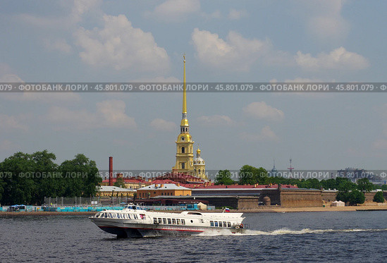 Судно на подводных крыльях "Метеор-158" на фоне Петропавловского собора, Санкт-Петербург (2019 год). Редакционное фото, фотограф Алексей Иванов / Фотобанк Лори
