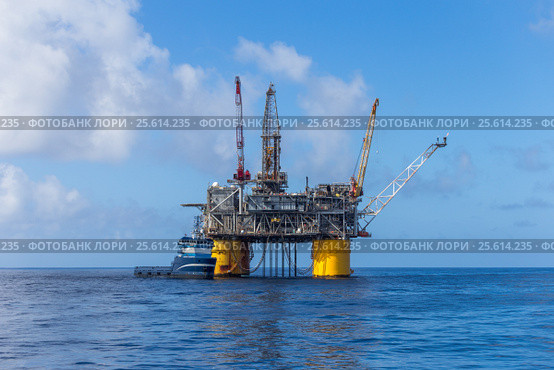 Судно поддержки Harvey Champion возле платформы Shell Olympus (2016 год). Редакционное фото, фотограф Алексей Шматков / Фотобанк Лори