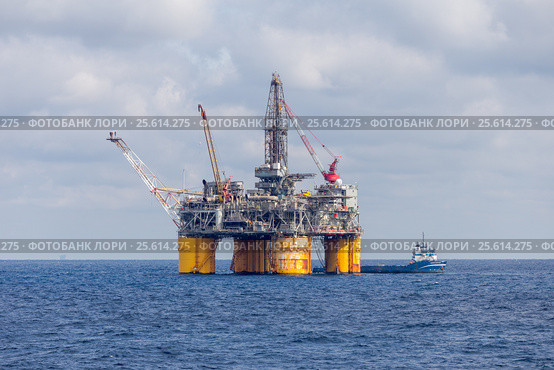 Судно поддержки у платформы Shell Mars A в Мексиканском заливе, крупный план (2017 год). Редакционное фото, фотограф Алексей Шматков / Фотобанк Лори