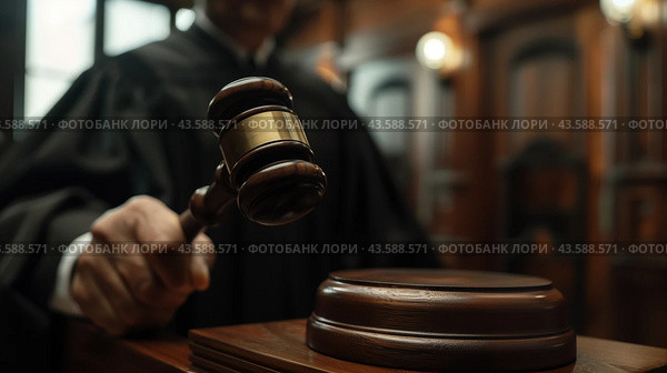 Судья заносит молот для вынесения вердикта. Стоковое AI-изображение, AI-художник Александр Жуков / Фотобанк Лори