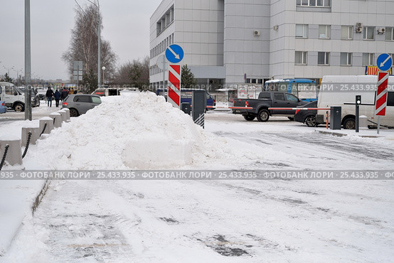 Сугробы снега на офисной парковке улица Салова 70 зимой в Санкт-Петербурге (2017 год). Редакционное фото, фотограф Максим Мицун / Фотобанк Лори