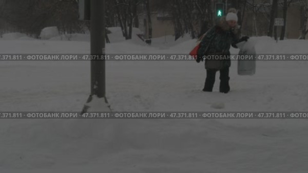 Сугробы в городе. Редакционное видео, видеограф Семён Прудий / Фотобанк Лори