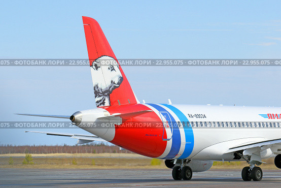 Sukhoi Superjet RRJ-95LR-100 RA-89034 авиакомпании "Ямал". Хвостовое оперение самолета с изображением белого медведя. Аэропорт города Надым, Ямало-Ненецкий автономный округ (2016 год). Редакционное фото, фотограф Григорий Писоцкий / Фотобанк Лори