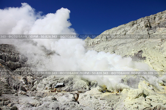 Sulphur mine, Kawah Ijen volcano, Java, Indonesia. Стоковое фото, фотограф Richard Roscoe/Stocktrek Images / ТАСС / Фотобанк Лори