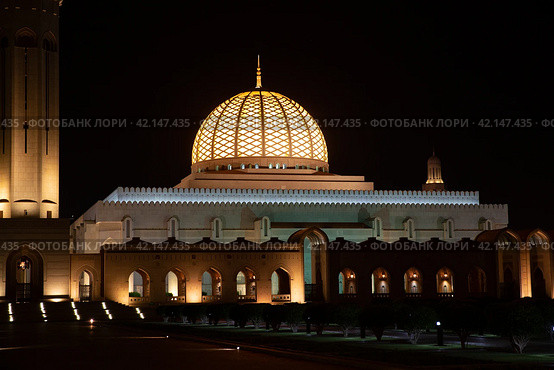 Sultan Qaboos Grand Mosque at night. Muscat. Sultanate of Oman (2023 год). Стоковое фото, фотограф Евгений Ткачёв / Фотобанк Лори