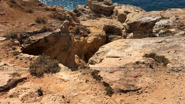 Summer Atlantic ocean rocky coastline near Carvoeiro town, Lagoa, Algarve - Portugal. Стоковое фото, агентство Ingram Publishing / Фотобанк Лори