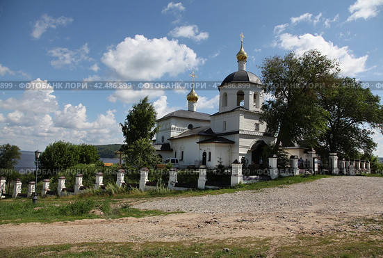 Summer landscape in Russia in Kazan, Sviyazhsk island. Church in the village. A village in the Zelenodolsky district of Tatarstan, on an island at the confluence of Sviyaga in the Volga. (2017 год). Стоковое фото, фотограф Валерий Леонидович / Фотобанк Лори