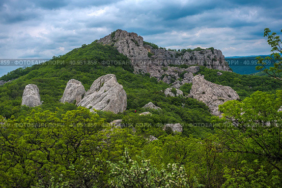 Summer mountain landscape: 681m Ilyas-Kaya and Sun Temple. Стоковое фото, фотограф Анна Кривицкая / Фотобанк Лори