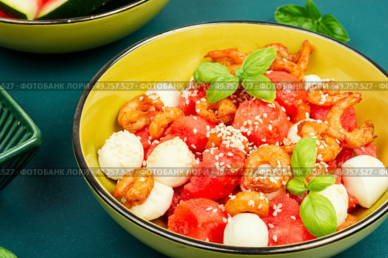 Summer salad with watermelon, mozzarella cheese and shrimp.. Grilled shrimp and watermelon salad. Стоковое фото, агентство Ingram Publishing / Фотобанк Лори