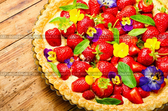 Summer tart with strawberries.Pie decorated with mint and flowers. Open summer pie with strawberry. Стоковое фото, агентство Ingram Publishing / Фотобанк Лори
