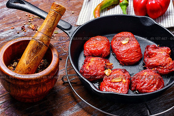 Sun-dried tomatoes in the pan. Spicy dish with sun-dried tomatoes and hot spices. Стоковое фото, агентство Ingram Publishing / Фотобанк Лори