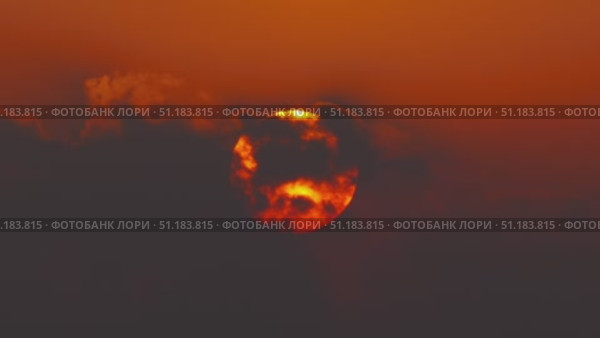 Sun rising between clouds. Стоковое видео, видеограф Михаил Коханчиков / Фотобанк Лори