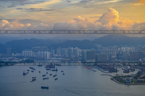 Sunrise over Victoria Harbor as viewed atop Victoria Peak, Hong Kong. Стоковое фото, агентство Ingram Publishing / Фотобанк Лори