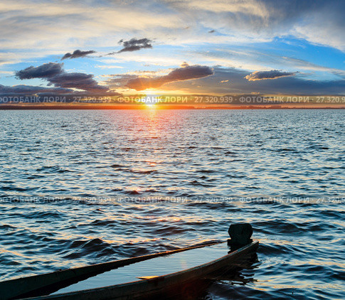 Sunset and drowned boat on summer lake bank. Стоковое фото, фотограф Юрий Брыкайло / Фотобанк Лори