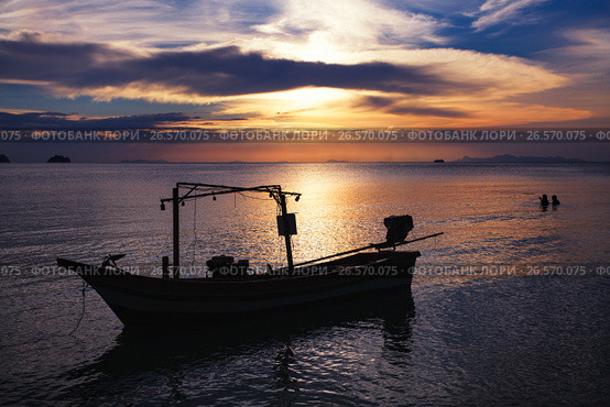 Sunset in Samui island with boat and couple in water. Стоковое фото, фотограф Roman Barelko / Фотобанк Лори